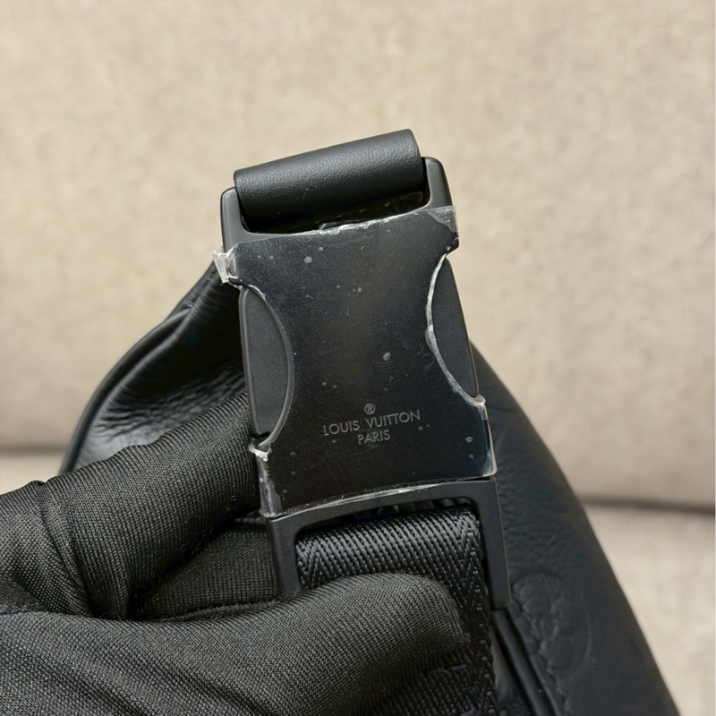 LV黑色壓紋胸包-2