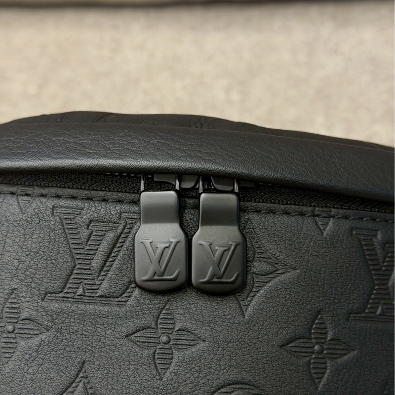 LV黑色壓紋胸包-3