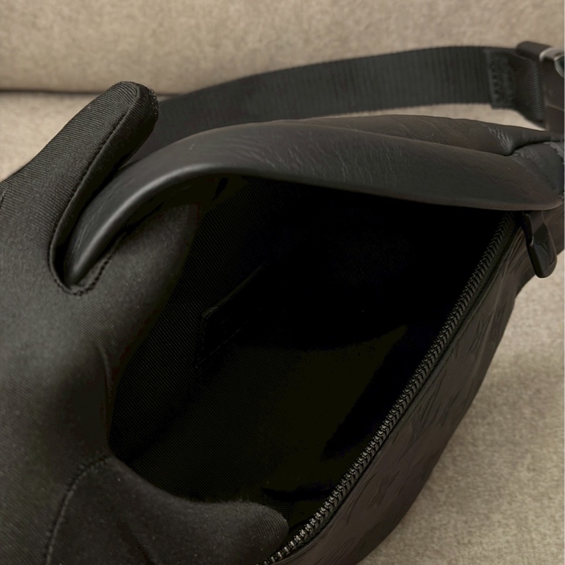 LV黑色壓紋胸包-5