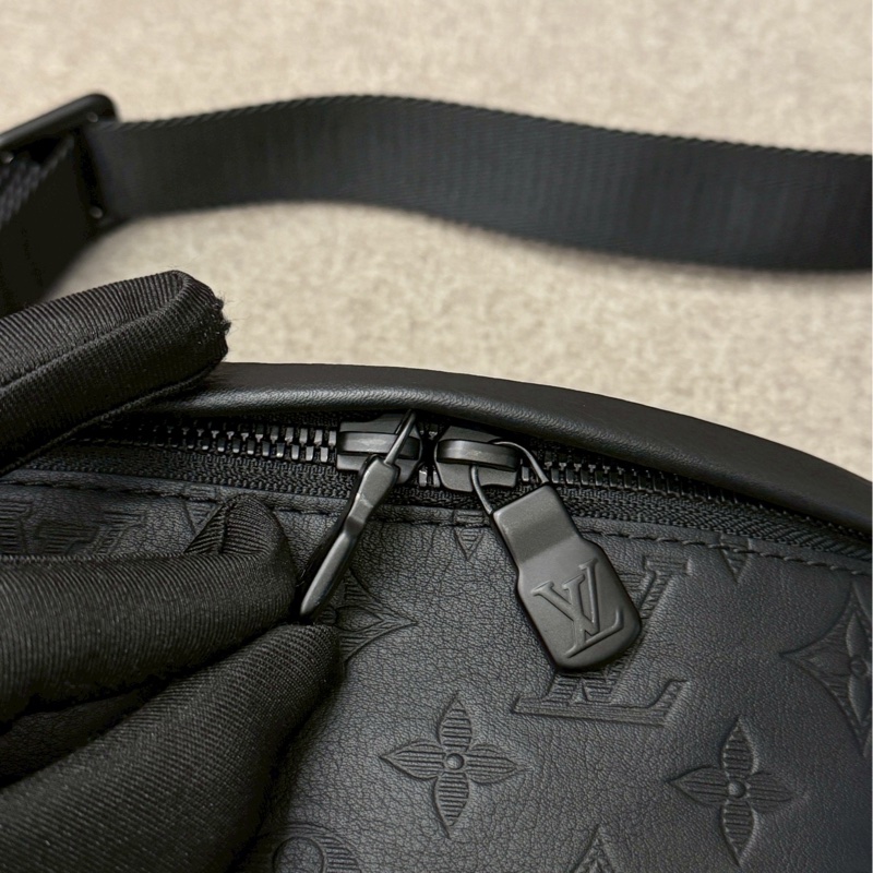 LV黑色壓紋胸包-6