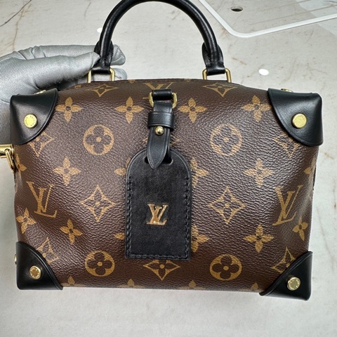 LV盒子包       98新LV路易威登PETITE MALLE SOUPLE系列黑色牛皮軟盒子