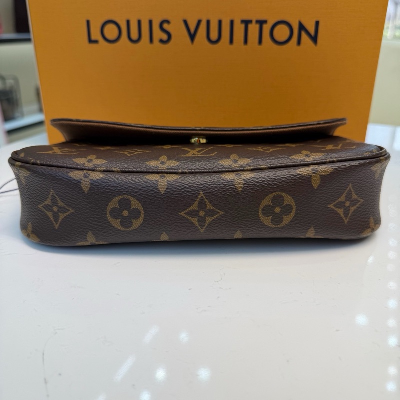 99新LOUIS VUITTONLouisVuitton路易威登 經典棕色老花腋下單肩包 芯片款 尺寸:23.5 x 1-4