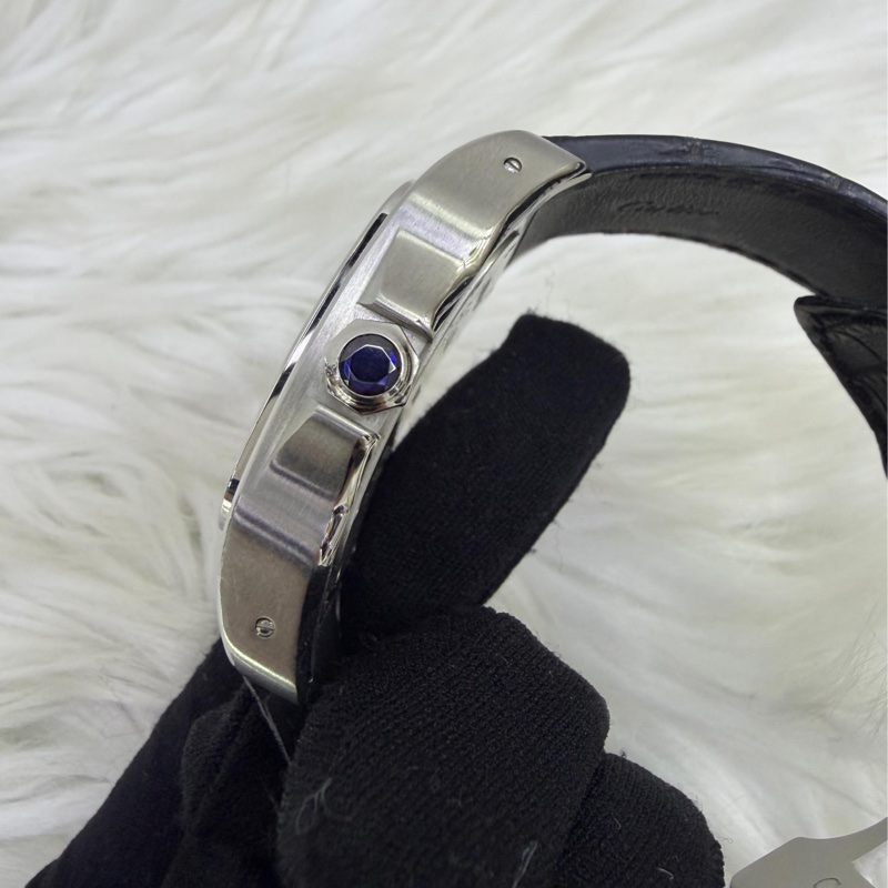 這款手錶是卡地亞(Cartier) 的一款Santos 100 系列自動上鍊腕錶-1