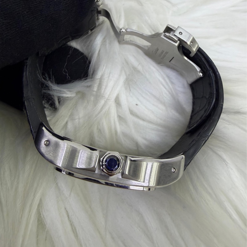 這款手錶是卡地亞(Cartier) 的一款Santos 100 系列自動上鍊腕錶-3