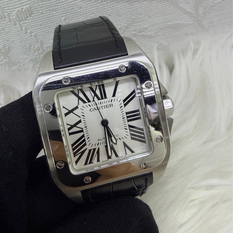 這款手錶是卡地亞(Cartier) 的一款Santos 100 系列自動上鍊腕錶-5