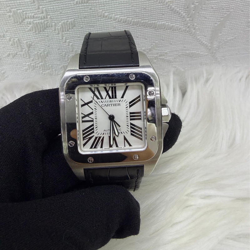 這款手錶是卡地亞(Cartier) 的一款Santos 100 系列自動上鍊腕錶-7