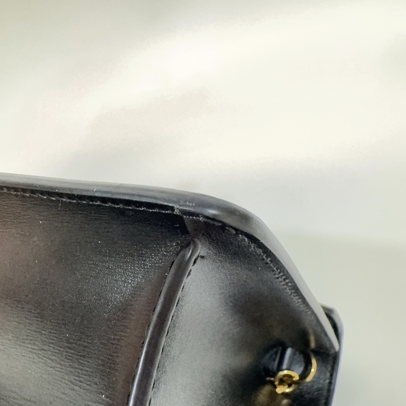 CELINE黑金牛皮凱旋MARGO下蓋信封側背包-11