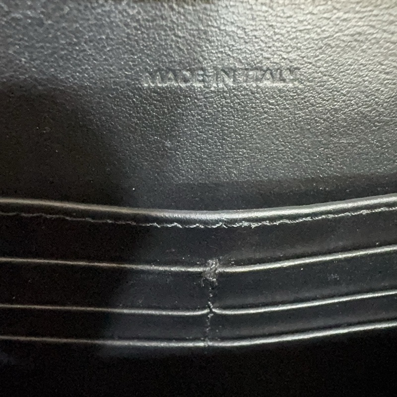 CELINE黑金牛皮凱旋MARGO下蓋信封側背包-15