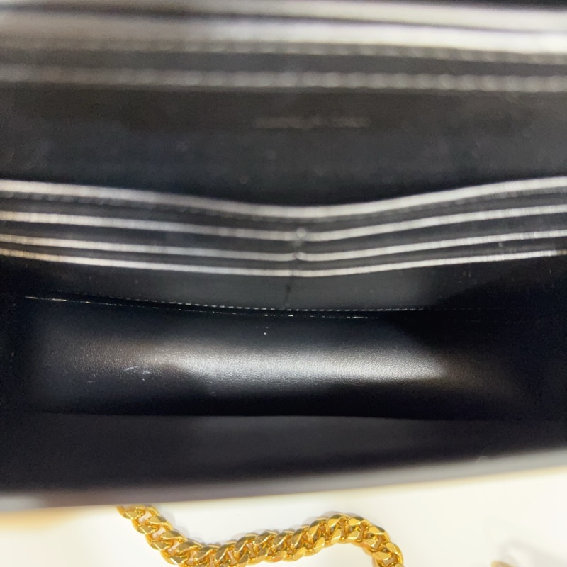 CELINE黑金牛皮凱旋MARGO下蓋信封側背包-16