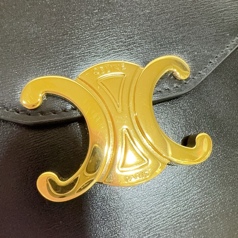 CELINE黑金牛皮凱旋MARGO下蓋信封側背包-17