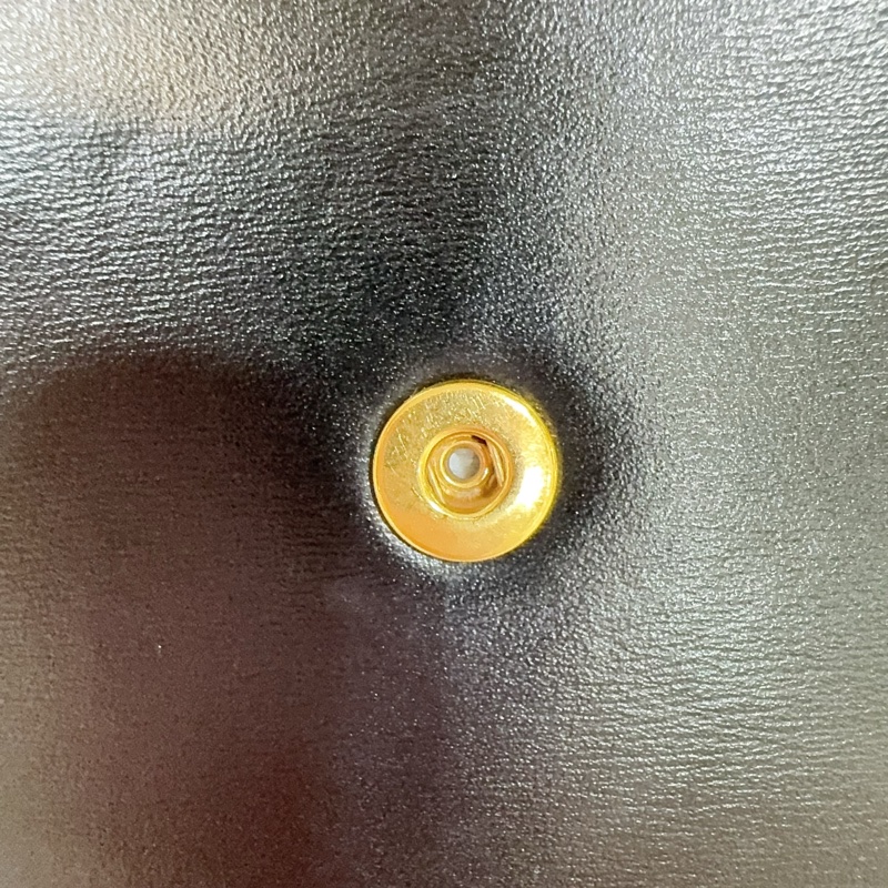 CELINE黑金牛皮凱旋MARGO下蓋信封側背包-18