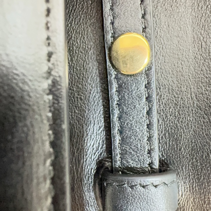 CELINE黑金牛皮凱旋MARGO下蓋信封側背包-21