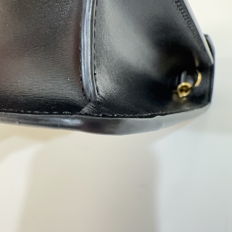 CELINE黑金牛皮凱旋MARGO下蓋信封側背包-23