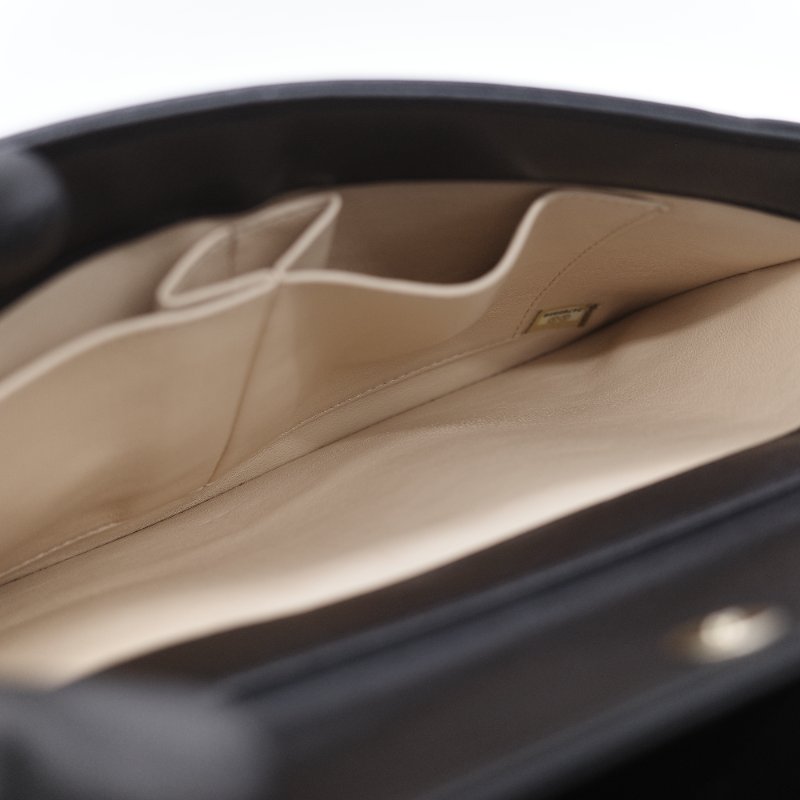 Chanel 香奈兒 Subtle Flap 黑色羊皮 立體雙色線刺 繡 手拿包 翻蓋包-12