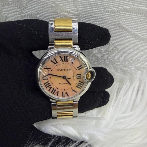 這款手錶是Cartier Ballon Bleu 粉色珍珠母貝錶盤女士腕錶
