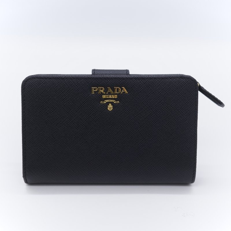Prada 普拉達 Saffiano 經典金色Logo 黑色 防刮牛皮 短夾 中短夾 （鈔票位+卡位+零錢位）-1
