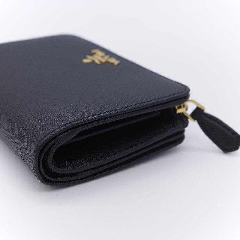 Prada 普拉達 Saffiano 經典金色Logo 黑色 防刮牛皮 短夾 中短夾 （鈔票位+卡位+零錢位）-4