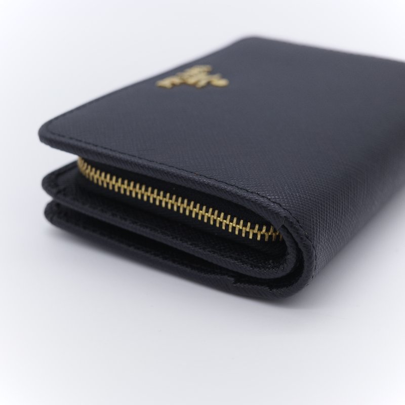 Prada 普拉達 Saffiano 經典金色Logo 黑色 防刮牛皮 短夾 中短夾 （鈔票位+卡位+零錢位）-5