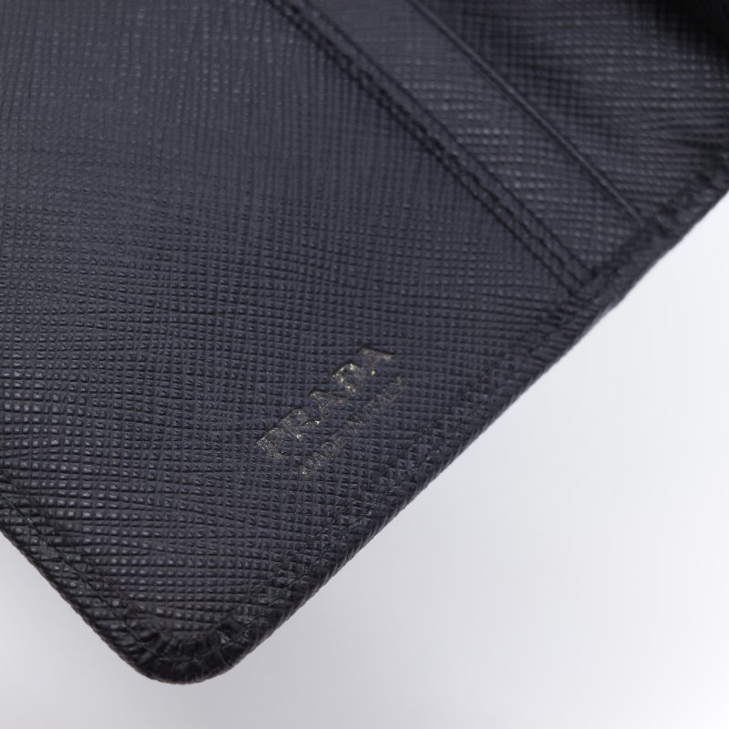 Prada 普拉達 Saffiano 經典金色Logo 黑色 防刮牛皮 短夾 中短夾 （鈔票位+卡位+零錢位）-11
