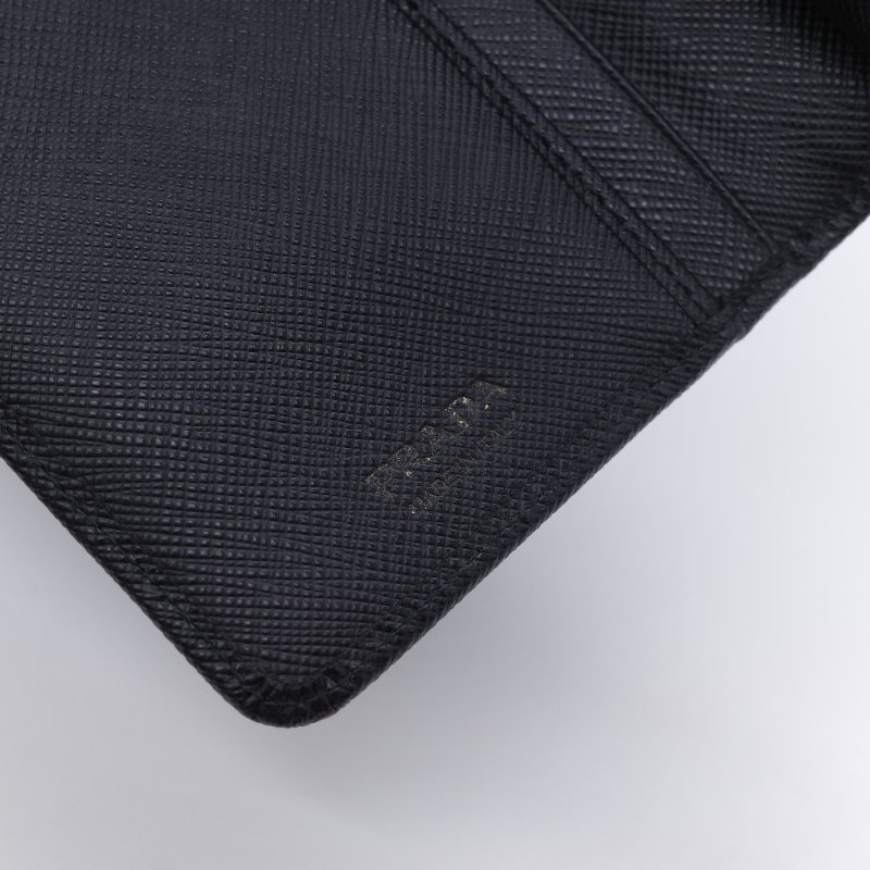 Prada 普拉達 Saffiano 經典金色Logo 黑色 防刮牛皮 短夾 中短夾 （鈔票位+卡位+零錢位）-12