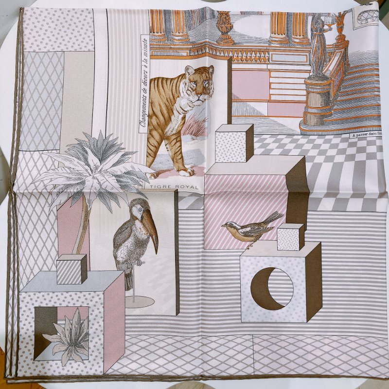 TW4740 Hermes 愛馬仕絲巾 粉色拼大象灰 90cm Grand Theatre Nouveau 90x90cm Scarf-3