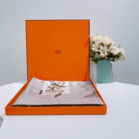 TW4740 Hermes 愛馬仕絲巾 粉色拼大象灰 90cm Grand Theatre Nouveau 90x90cm Scarf