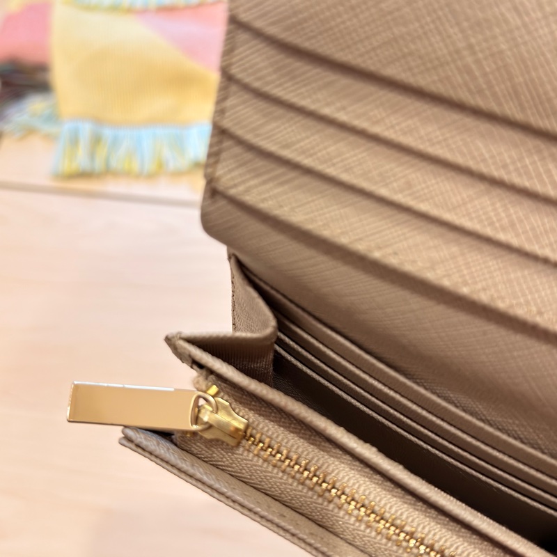 agnes b 防刮皮革短夾-3