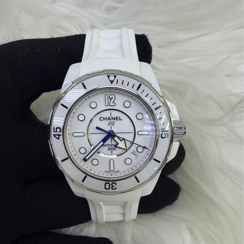這款手錶是香奈兒（Chanel）的J12 系列腕表