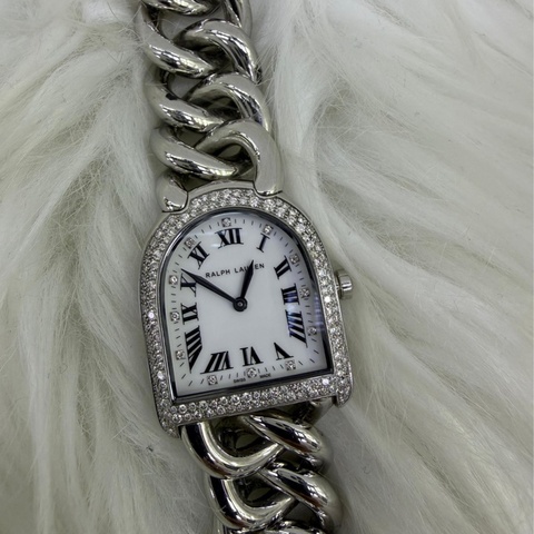 這款手錶是Ralph Lauren 的Petite Stirrup 系列腕錶