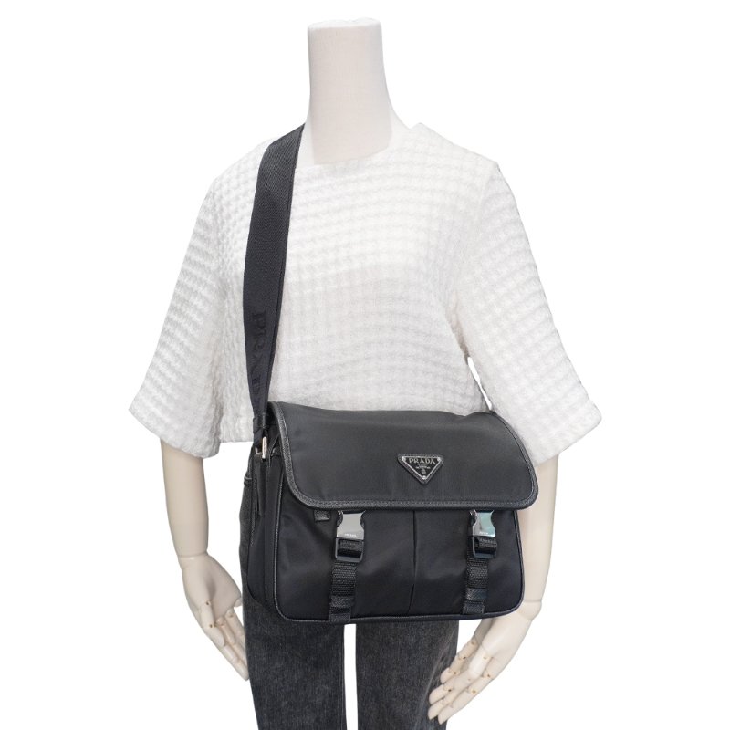 Prada Saffiano 再生尼龍銀三角logo雙扣斜背包-大(2VD769-黑)-6