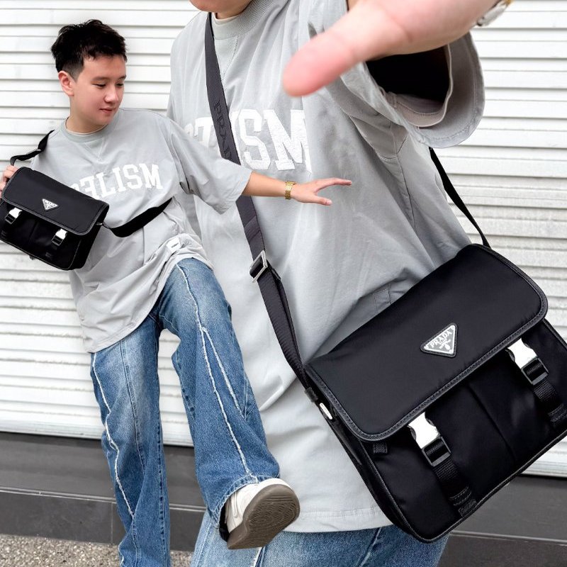 Prada Saffiano 再生尼龍銀三角logo雙扣斜背包-大(2VD769-黑)-0