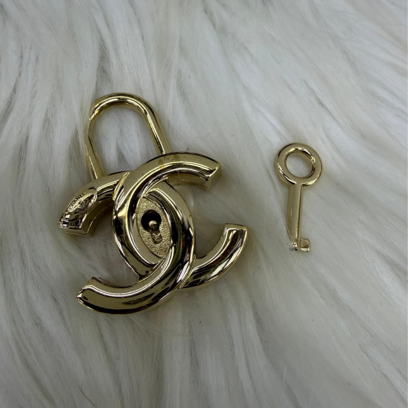 Caviar Quilted Small CC Filigree Vanity Case Blue White Red-10