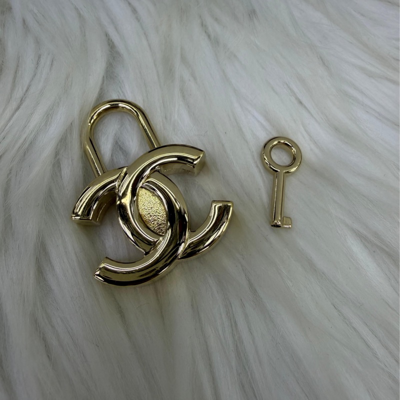 Caviar Quilted Small CC Filigree Vanity Case Blue White Red-14