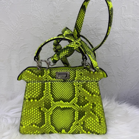 這款手袋是Fendi Peekaboo ISeeU 的特小型款式。