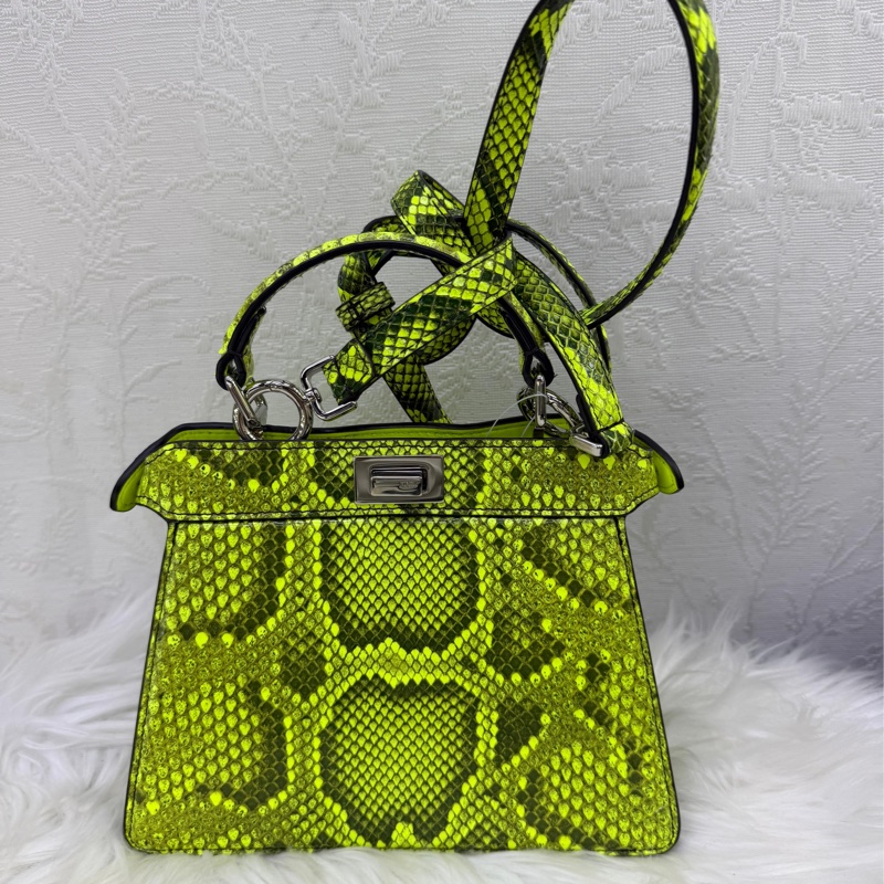 這款手袋是Fendi Peekaboo ISeeU 的特小型款式。-0