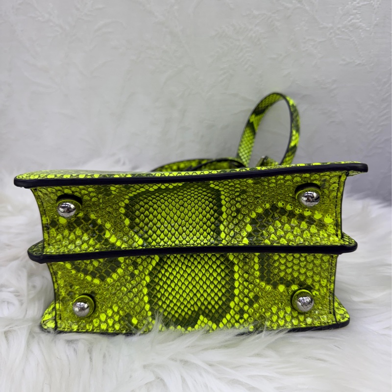 這款手袋是Fendi Peekaboo ISeeU 的特小型款式。-1