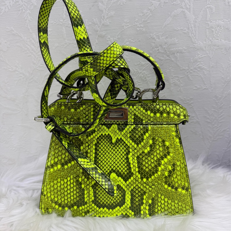 這款手袋是Fendi Peekaboo ISeeU 的特小型款式。-4