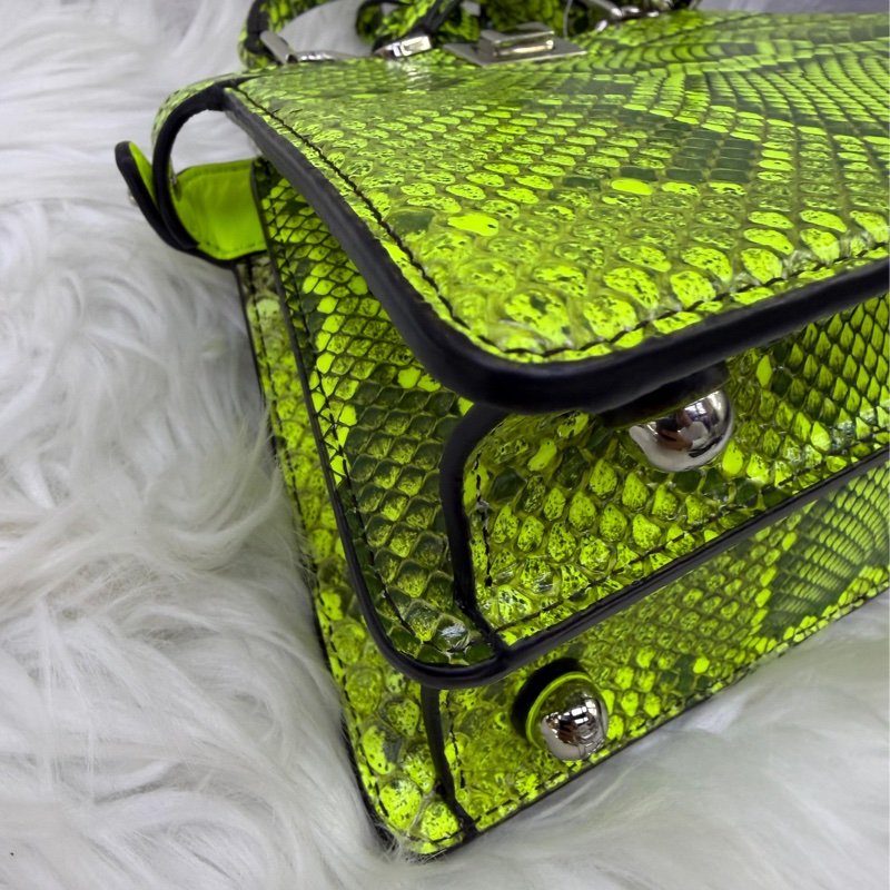 這款手袋是Fendi Peekaboo ISeeU 的特小型款式。-5