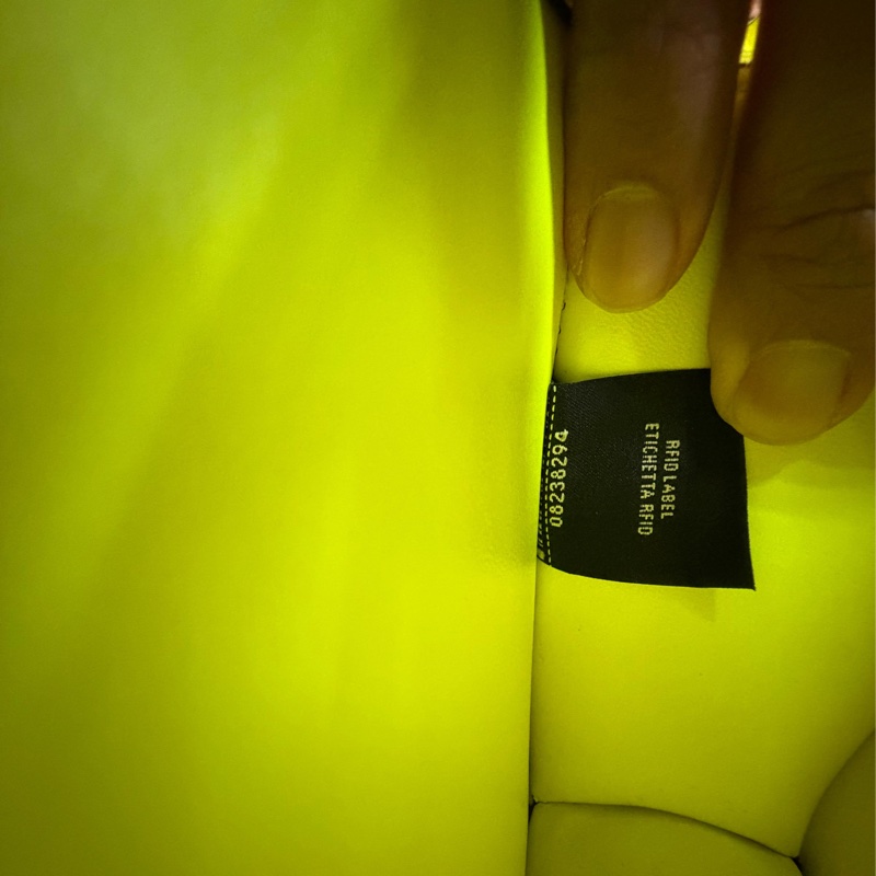 這款手袋是Fendi Peekaboo ISeeU 的特小型款式。-9