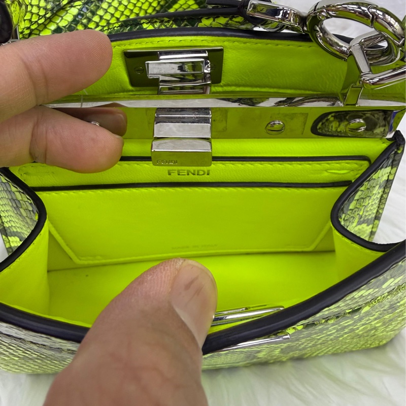 這款手袋是Fendi Peekaboo ISeeU 的特小型款式。-10