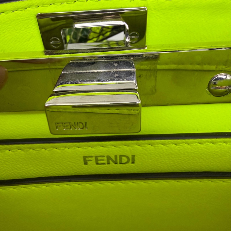 這款手袋是Fendi Peekaboo ISeeU 的特小型款式。-11