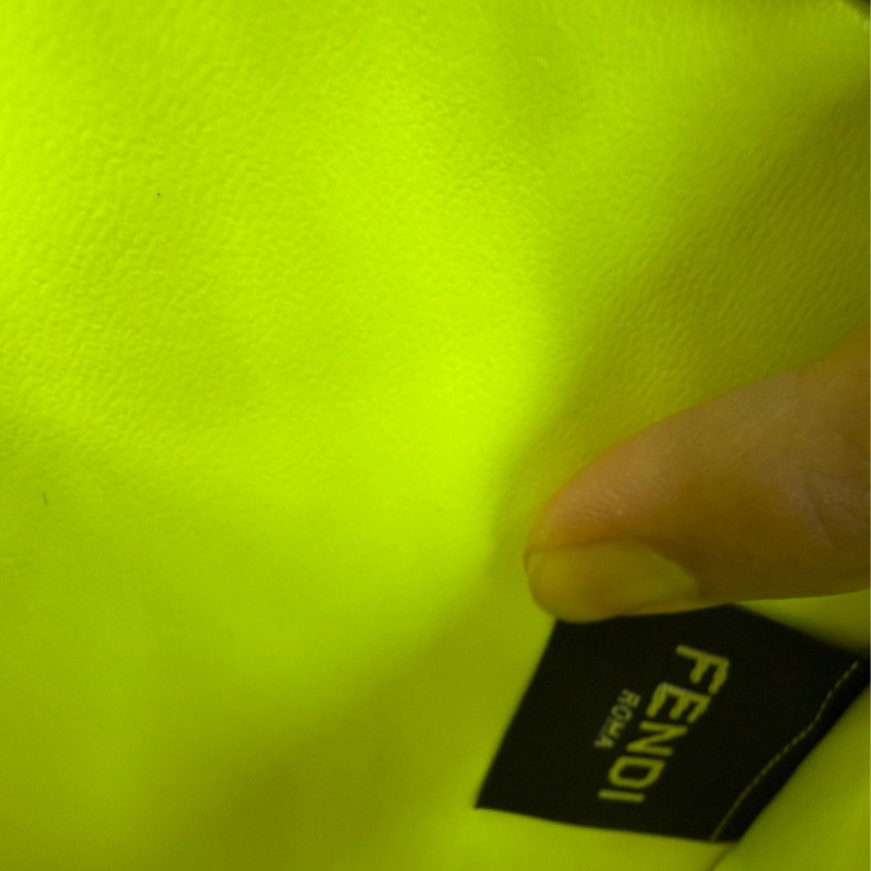 這款手袋是Fendi Peekaboo ISeeU 的特小型款式。-12