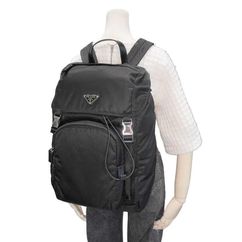 Prada Saffiano 再生尼龍銀三角logo雙扣後背包(2VZ135-黑)-5