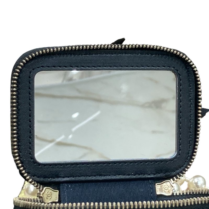 CHANEL 香奈兒 MINI VANITY 迷你珍珠鏈條化妝箱包 皮革 黑色 淺金釦-12