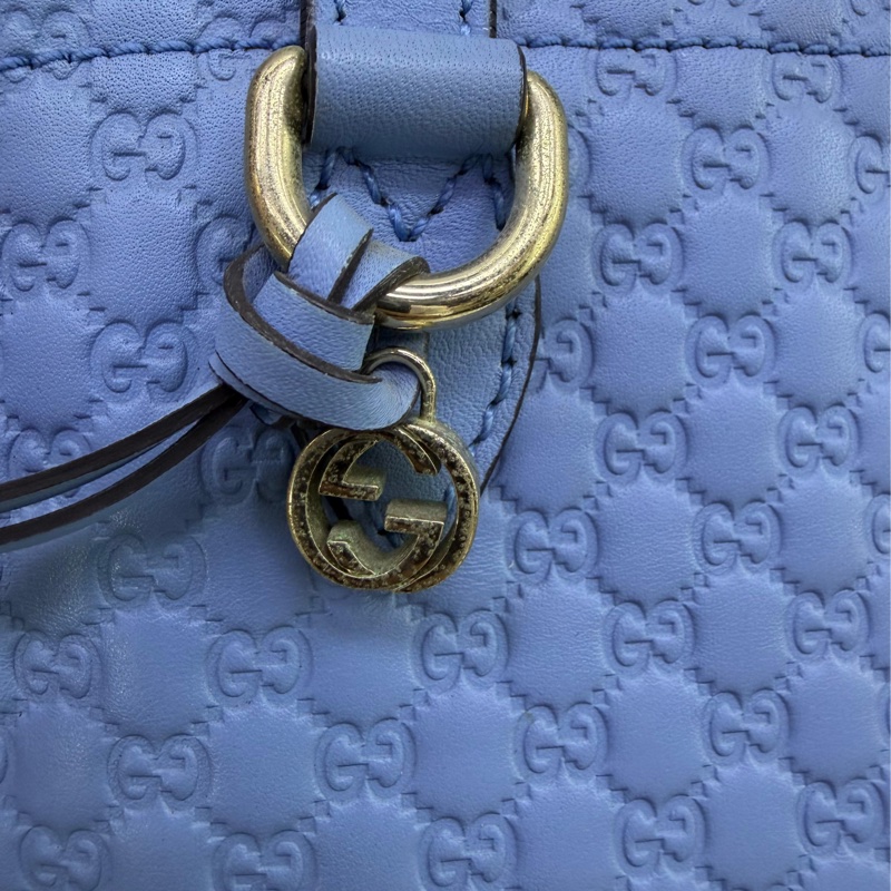 這款手袋是Gucci 的Microguccissima 皮革手提包。-1