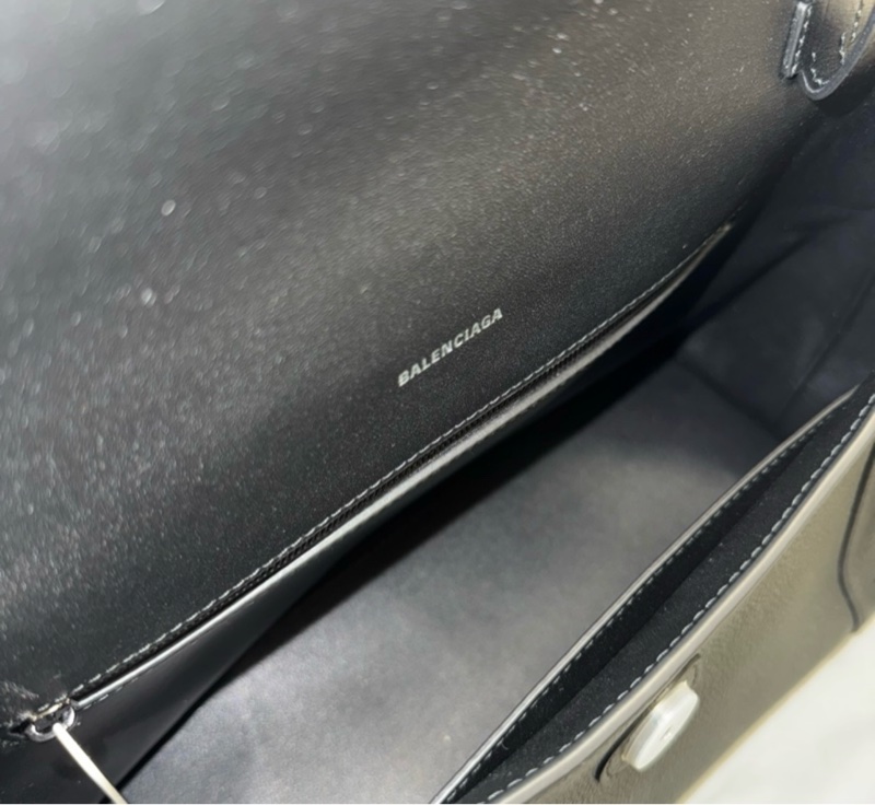 Balenciaga巴黎世家crush Downtown 沙漏包  男女可背 尺寸：32x15x21cm 肩帶：35cm 無塵袋，無盒 下單前如需更多細節請咨詢-9