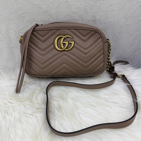 這款手袋是Gucci 的Porcelain Rose Calfskin Matelasse Small GG Marmont Chain Shoulder Bag。