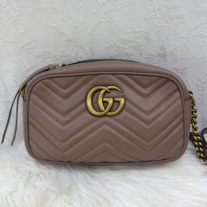 這款手袋是Gucci 的Porcelain Rose Calfskin Matelasse Small GG Marmont Chain Shoulder Bag。-1