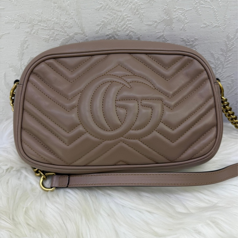 這款手袋是Gucci 的Porcelain Rose Calfskin Matelasse Small GG Marmont Chain Shoulder Bag。-3