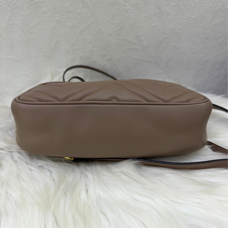 這款手袋是Gucci 的Porcelain Rose Calfskin Matelasse Small GG Marmont Chain Shoulder Bag。-4